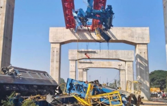 Hiện trường cần cẩu rơi đúng lúc tàu hỏa đi qua ở Thái Lan, ít nhất 22 người thiệt mạng