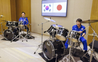 Thủ tướng Nhật và tổng thống Hàn cùng nhau chơi trống K-pop sau hội đàm