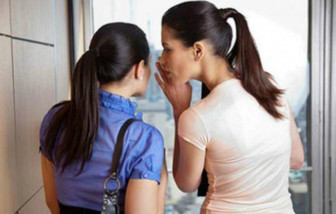 Tôi mệt mỏi vì sống chung với hàng xóm soi mói