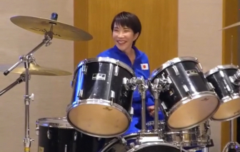 Tổng thống Hàn Quốc chơi trống cùng Thủ tướng Nhật Bản