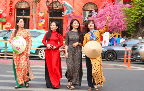 Phường Sài Gòn tặng áo dài cho chị em đi chơi ngày tết
