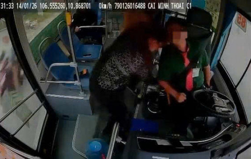 Tài xế xe buýt bất ngờ đột quỵ khi đang lái xe