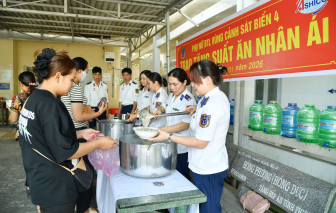 Ấm lòng bát cháo của Vùng Cảnh sát biển 4 dành cho bệnh nhân nghèo