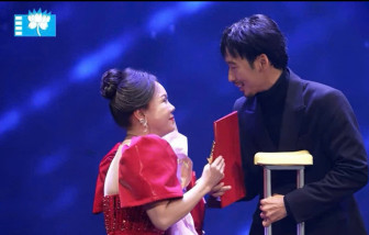 Giải Cánh diều 2025: Hồng Đào và Việt Hương chia nhau giải Nữ chính, Tuấn Trần chống nạn lên nhận thưởng