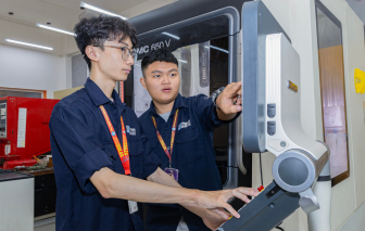 Nữ sinh theo học ngành kỹ thuật được trường cấp học bổng 50% học phí