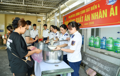 Những suất cháo ấm lòng của Vùng Cảnh sát biển 4 dành cho bệnh nhân nghèo