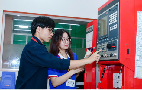 Nữ sinh theo học ngành kỹ thuật được trường cấp học bổng 50% học phí