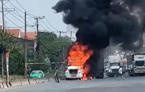 Xe đầu kéo cháy trên quốc lộ, khói bốc cao ngùn ngụt