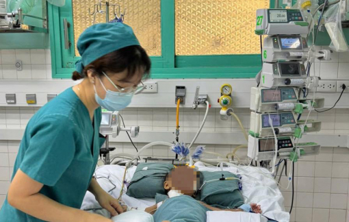 Chạy ECMO cứu bệnh nhi mắc viêm phổi nguy kịch