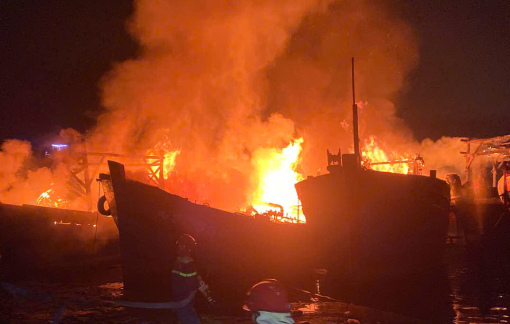 Quảng Ngãi: 4 tàu cá cháy rụi trong đêm