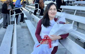 Áo dài mặc tết: mang quê nhà đi cùng nỗi nhớ