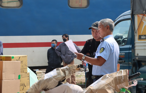 Tạm giữ lô mỹ phẩm, thực phẩm chức năng không rõ nguồn gốc tại ga Hà Nội