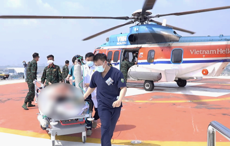 Trực thăng khẩn cấp đưa bệnh nhân hôn mê vào đất liền điều trị