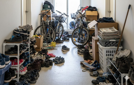 Hành lang chung cư thành kho riêng của mỗi nhà