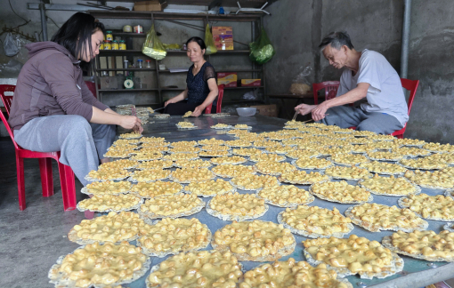 Lò nấu kẹo cu đơ rực đỏ dịp cận tết