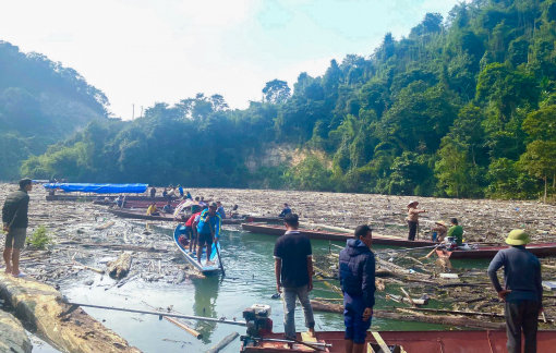 Hàng trăm người chung tay gạt rác trên lòng hồ thuỷ điện để mở đường cho học sinh đến trường