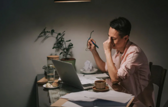 Căng thẳng tài chính có hại cho tim như di truyền