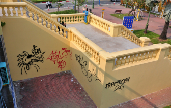 Cầu Mống hơn 130 năm tuổi bị vẽ bậy khi vừa được tôn tạo