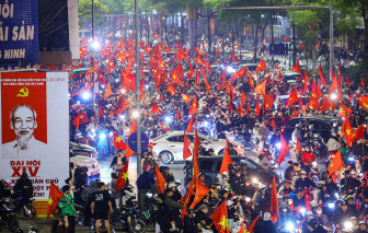 Biển người nhuộm đỏ đường phố sau chiến thắng nghẹt thở của Việt Nam trước UAE