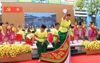 Học sinh tiểu học mang đua ghe Ngo, trống hội lên sân khấu
