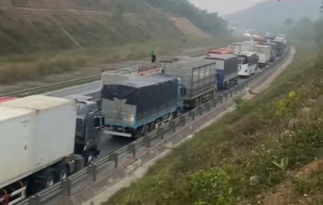 1 người không qua khỏi, kẹt xe kéo dài vì 5 ô tô tông liên hoàn trên cao tốc