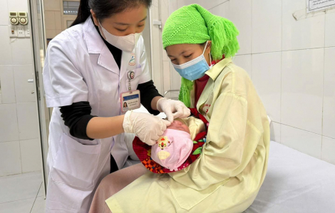 Gia đình nhỏ sữa mẹ và chanh vào mắt, trẻ 1 tháng tuổi nhập viện