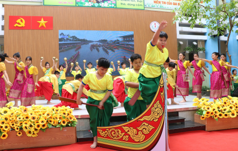 Học sinh tiểu học mang đua ghe Ngo, trống hội lên sân khấu