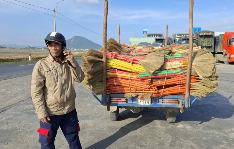 Làng nghề bó chổi Mỹ Thành tất bật làm hàng cuối năm