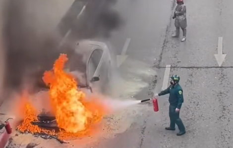 Ô tô Audi bốc cháy trong hầm chui ở Hà Nội