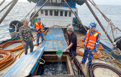 Bắt tàu cá vận chuyển trái phép 100.000 lít dầu DO