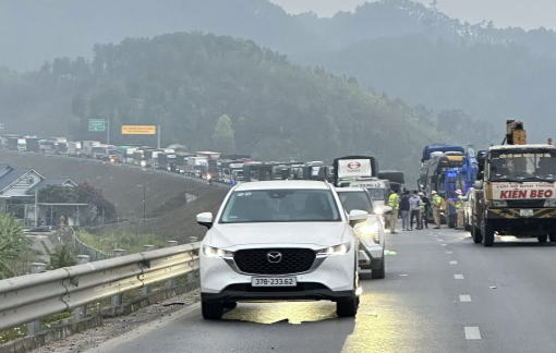 Cao tốc Bắc Nam tắc nghẽn sau vụ tai nạn liên hoàn giữa đêm
