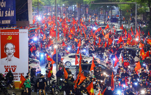 Biển người nhuộm đỏ đường phố sau chiến thắng nghẹt thở của Việt Nam trước UAE