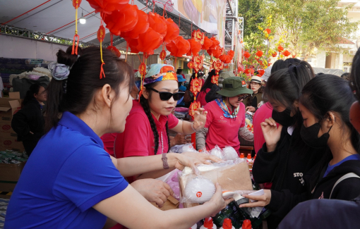 Hàng ngàn người dân vùng lũ đi chợ 0 đồng