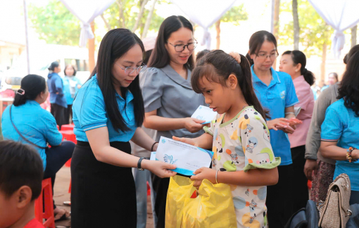 Mang tết ấm đến với phụ nữ và trẻ em An Lộc