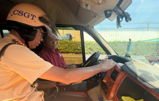 Từ thiết bị ghi hình buồng lái, CSGT xử lý nhiều tài xế xe khách vi phạm