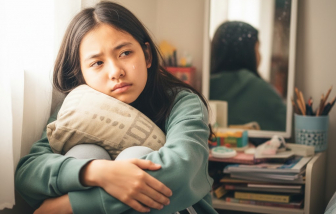 Chỉ đường cho hươu: Mong chờ “mùa dâu”, nhưng bé gái bối rối khi cơ thể thay đổi