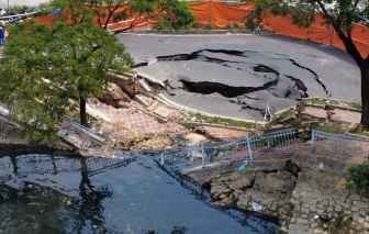 Đường bất ngờ bị gãy đôi sạt lở xuống kênh Tàu Hủ