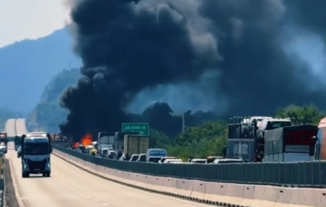 Cháy xe dữ dội trên cao tốc khiến giao thông ùn tắc