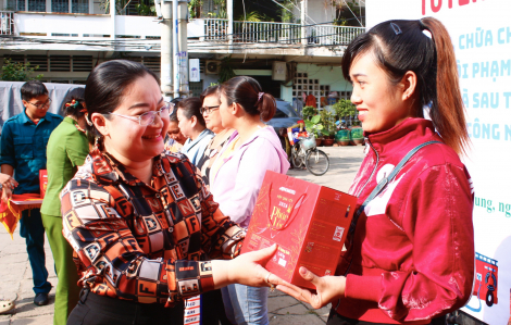 Phường Bình Lợi Trung mang tết an toàn, đầm ấm đến nữ công nhân nhà trọ