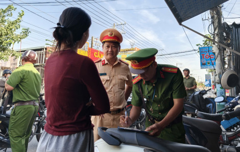 Xử lý loạt trường hợp người đi xe máy để xe trên vỉa hè