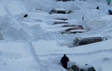 Tuyết rơi kỷ lục trong gần 150 năm tại Nga, vùi lấp cả tòa nhà cao tầng