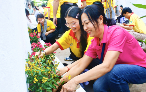 Cho tình hữu nghị Việt Nam - Lào - Campuchia thêm bền chặt