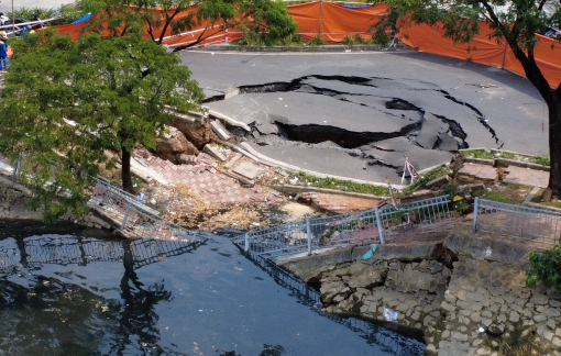 Đường bất ngờ bị gãy đôi sạt lở xuống kênh Tàu Hủ