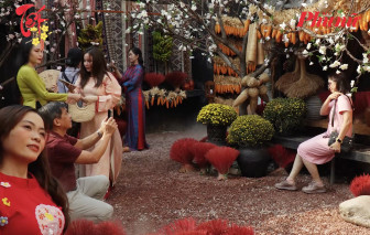 Quán cà phê rộn ràng không khí tết thu hút nhiều người check-in