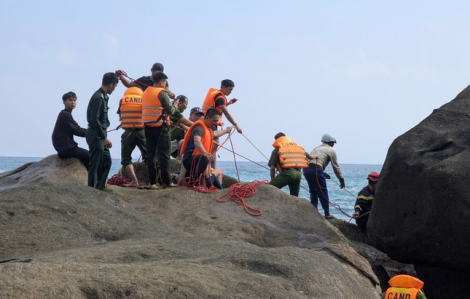 Công an, biên phòng cứu sống 2 du khách nước ngoài đuối nước
