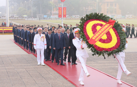 Đại biểu dự Đại hội Đảng lần thứ XIV viếng Lăng Chủ tịch Hồ Chí Minh