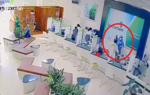 Hai đối tượng bịt mặt cướp ngân hàng ở Gia Lai