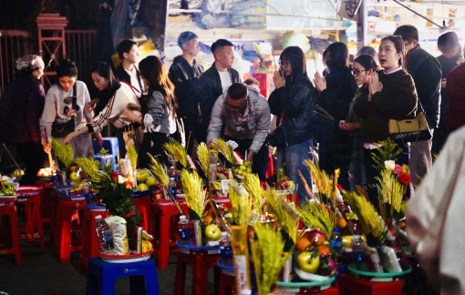 Phủ Tây Hồ đông nghịt người đi lễ ngày mùng 1 cuối cùng của năm