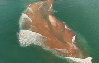 Cồn cát bất ngờ xuất hiện trên bãi biển Nha Trang