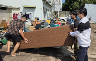 Gần 100 người chung tay cứu tài sản trong vụ cháy kho gạch men